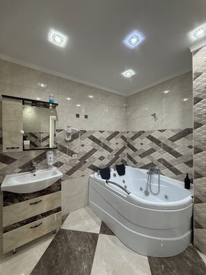 Habitación doble superior, 1 habitación, bañera de hidromasaje, vistas a la ciudad | Baño | Ducha y bañera combinadas y bañera de agua termal