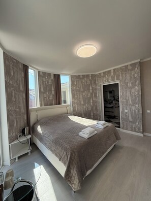 Superior Double Room, 1 Bedroom, Jetted Tub, City View | Premium bedding, pillow-top beds, individually decorated