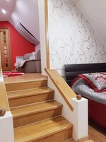 Habitación triple familiar | Ropa de cama de alta calidad y colchones con acolchado adicional