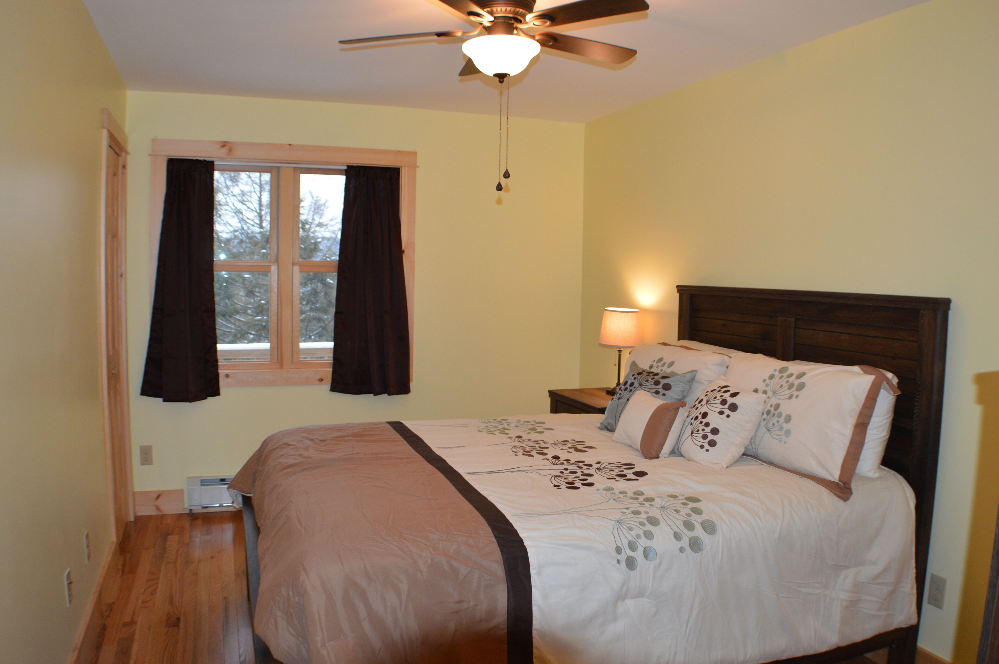 LAKE HOUSE WITH A SANDY BEACH ENTRANCE