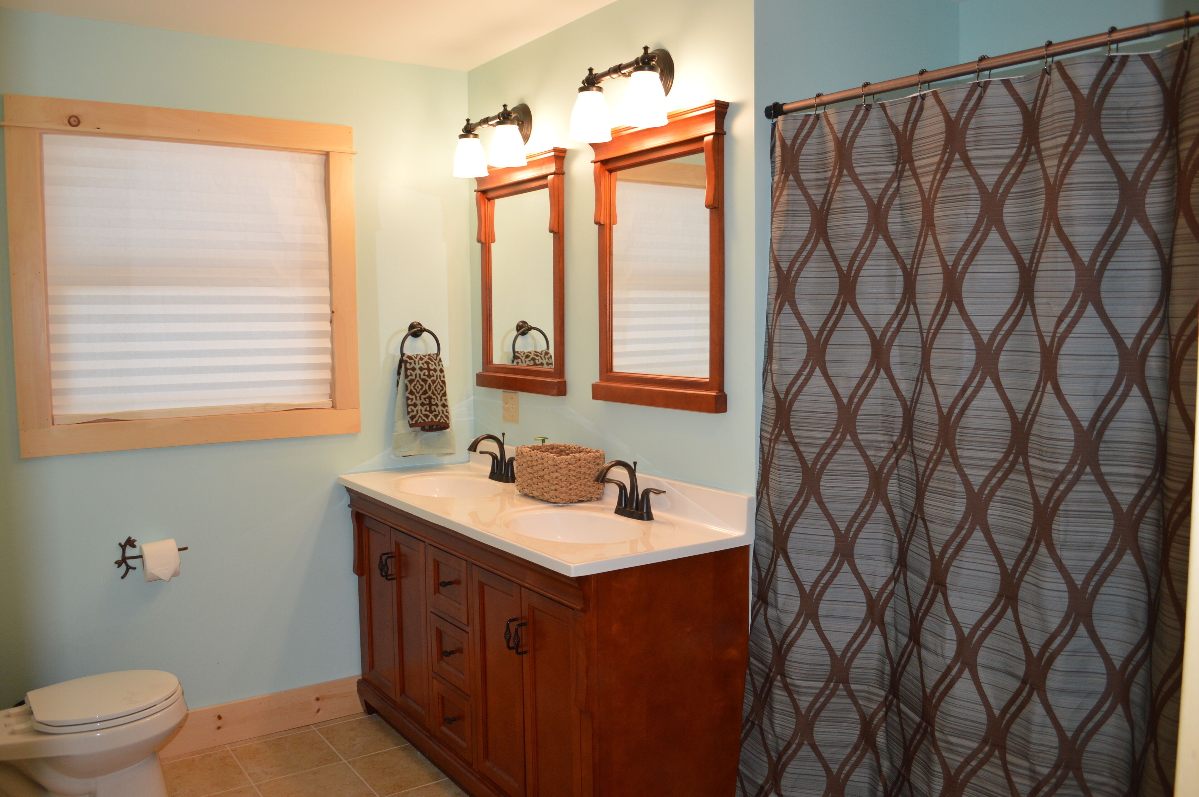 LAKE HOUSE WITH A SANDY BEACH ENTRANCE
