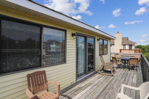 Private pool, hot tub, in Duck. 850 ft to beach! Pet Friendly!