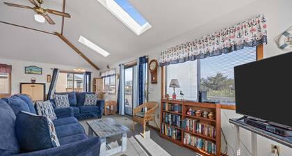 Private pool, hot tub, in Duck. 850 ft to beach! Pet Friendly!