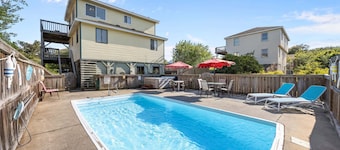 Private pool, hot tub, in Duck. 850 ft to beach! Pet Friendly!
