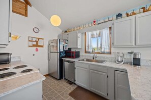 Jääkaappi, mikroaaltouuni, uuni, liesi