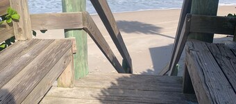 Hienosti päivitetty uima-allaskoti lähellä yksityistä rantaa