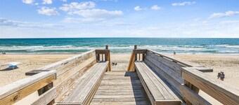 Private heated pool, hot tub, gameroom, pool table, Pet friendly!