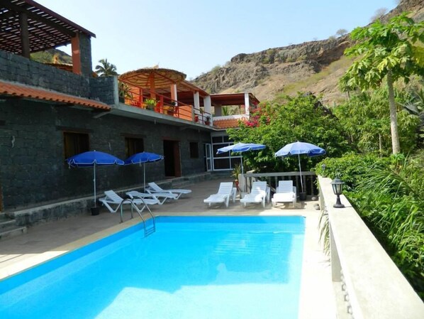 Piscina a l'aire lliure i gandules 