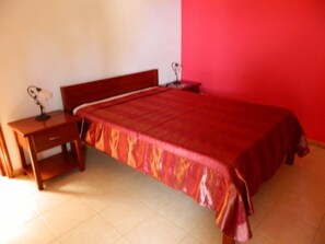 Minibar, escriptori, wifi gratuïta i roba de llit 