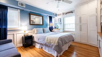 3 chambres, bureau, fer et planche à repasser, lit parapluie