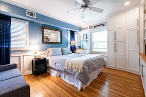 3 chambres, bureau, fer et planche à repasser, lit de bébé portatif