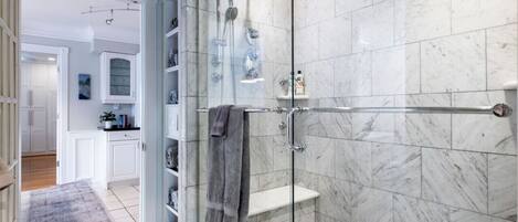 Chuveiro/banheira combinados, secador de cabelo