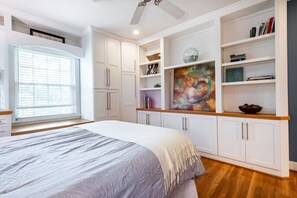 3 bedrooms, desk, iron/ironing board, travel cot