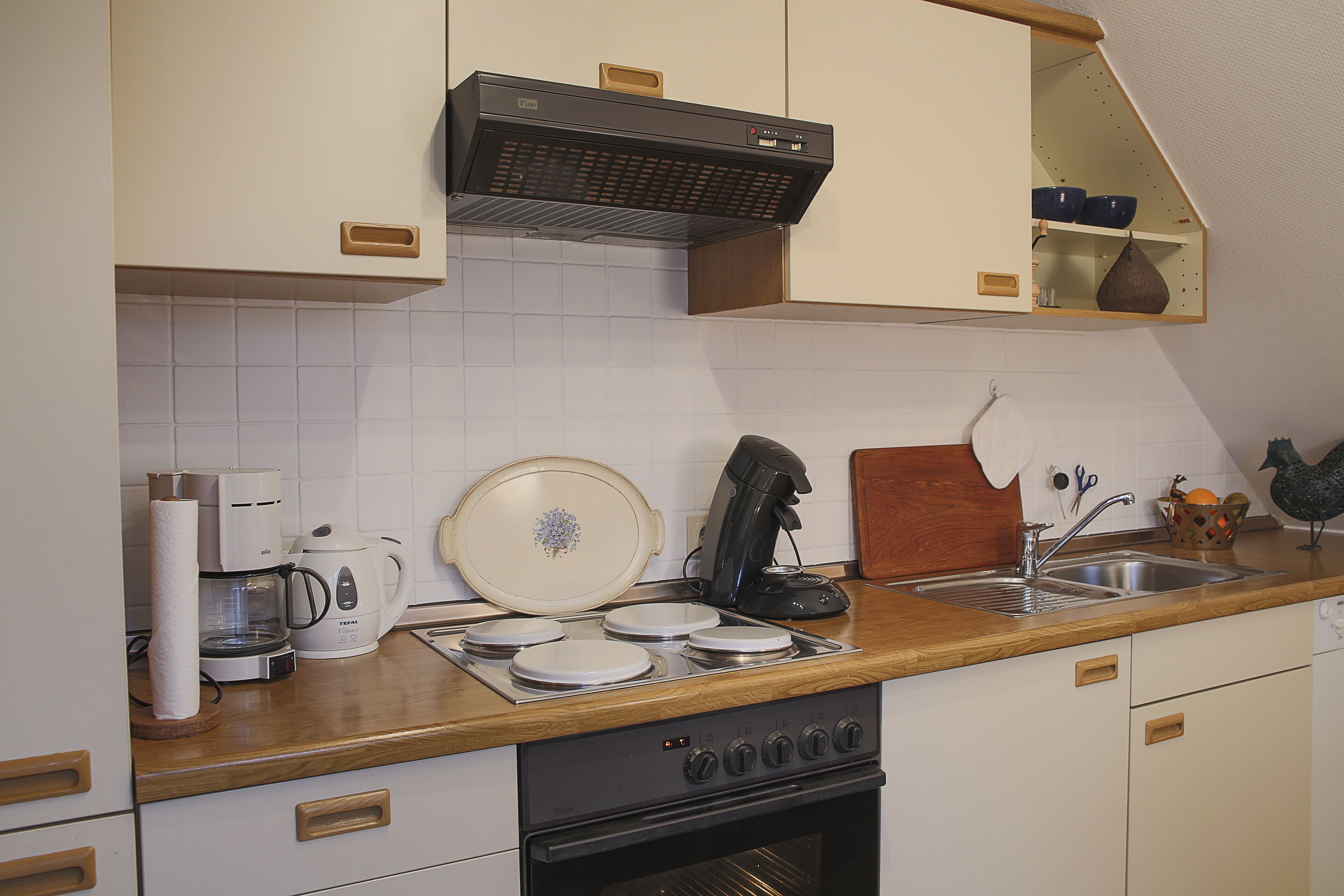 Een koffiezetapparaat/waterkoker, een koelkast, een magnetron, een oven