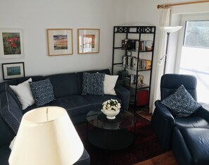 Fernseher, Bücher, Stereoanlage