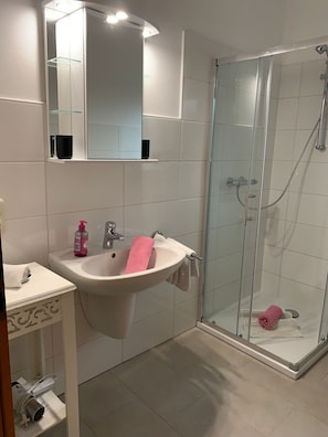 Shower, hair dryer, towels, soap - Wilhelmine house rental - Yew ground floor (Greetsiel)