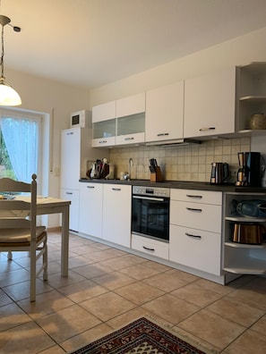 Réfrigérateur, four à micro-ondes, un four, surface de cuisson
