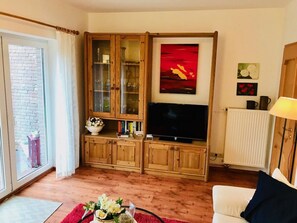 Fernseher, Bücher, Stereoanlage