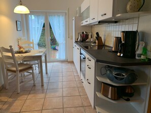 Fridge, microwave, oven, stovetop - Wilhelmine house rental - Yew ground floor (Greetsiel)