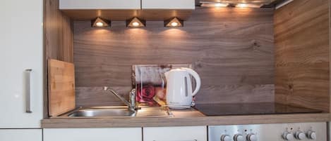 Réfrigérateur, four à micro-ondes, un four, surface de cuisson