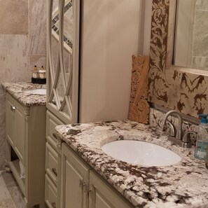 Shower, hair dryer, towels, soap - New Listing  - Paradise in the Shoals (Muscle Shoals)