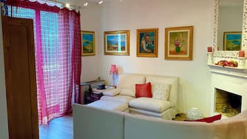 Familienzimmer, Mehrere Betten | Wohnbereich | Flachbildfernseher