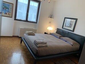 Chambre familiale, Plusieurs lits | Minibar, bureau, lit de bébé (gratuit), accès au Wi-Fi (inclus)