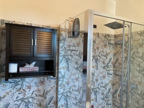 Family Room, Multiple Beds | Bathroom | Combined shower/tub, deep soaking tub, rainfall showerhead - Rana B&B (Ornago)