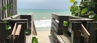5 star 5 bed charming home & pool tropic setting 1 blk. to pvt. beach low rates!