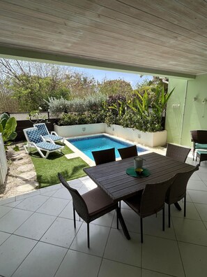 Outdoor dining - 'Palm View', West Coast 3 bd/3.5br villa with Private Pool walk to beach/bars  (St James)