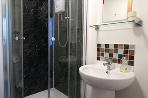 Shower, hair dryer, towels, soap - Keswick, Garden Apartment for 2. Excellent location.Convenient for all amenities (Keswick)