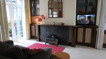 Fernseher, DVD-Player, BĂŒcher