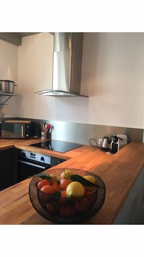 Réfrigérateur, micro-ondes, four, plaque de cuisson