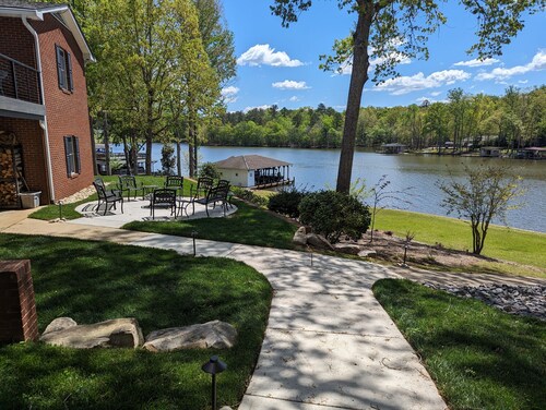 Get away from it all - Life is GOOD at the Lake!!