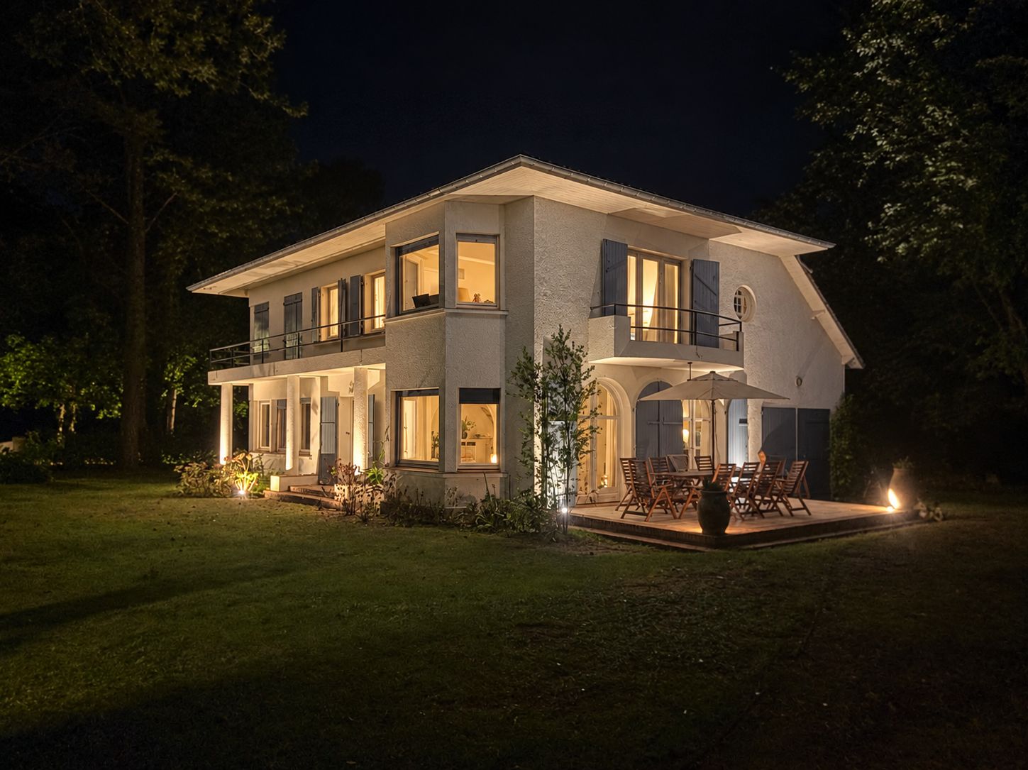 Een herenhuis met een balkon en een terras.