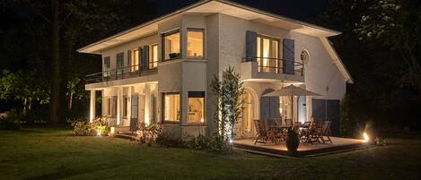 Een herenhuis met een balkon en een terras.