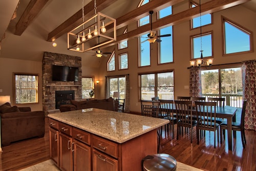 Lakefront Property Private 37 Ft Dock Fire Pit Steps To Bars/Rest. WIFI BBQ  