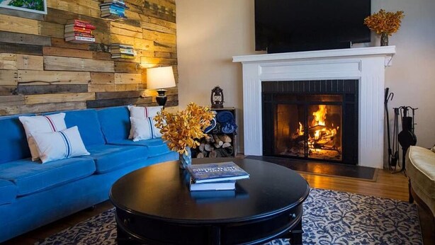 Smart TV, fireplace, Netflix, DVD player - Family Retreat Very Close to ND (South Bend)