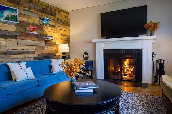 Smart TV, fireplace, Netflix, DVD player - Family Retreat Very Close to ND (South Bend)