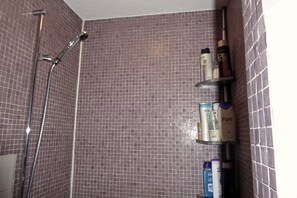 Dusche, Haartrockner, Hausschuhe, Handtücher