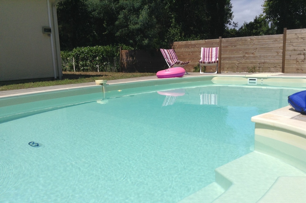 Family villa with pool in the heart of the village