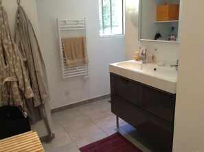 Dusche, Haartrockner, Handtücher