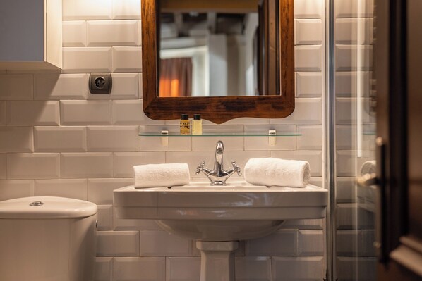 Badewanne, Haartrockner, Handtücher