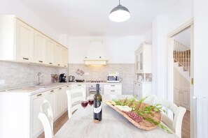Réfrigérateur, four à micro-ondes, un four, surface de cuisson