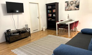 TV, books - Quiet city apartment with balcony (Brigittenau)