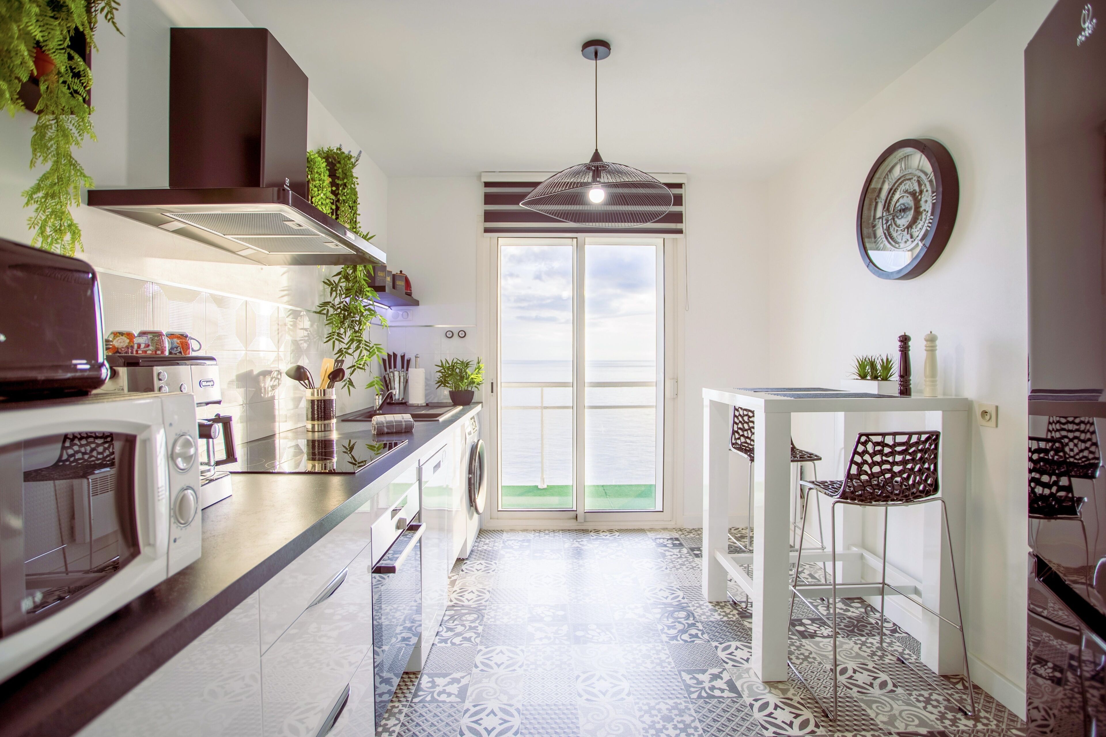 Réfrigérateur, micro-ondes, four, plaque de cuisson