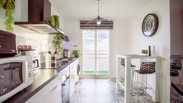 Fridge, microwave, oven, stovetop