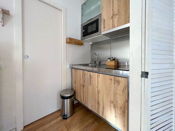 Fridge, microwave, oven, coffee/tea maker