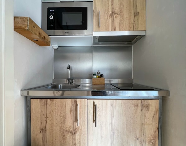 Frigorifero, microonde, forno, macchina per tè/caffè