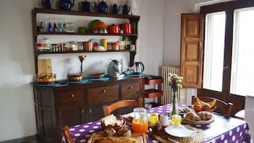 Free daily buffet breakfast
